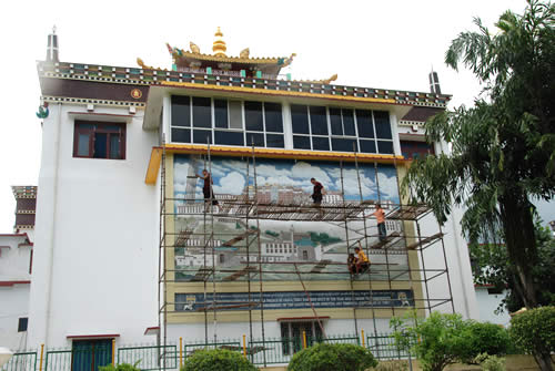 The large mural depicting the great Potala Palace on the back of the main monastery is under complete renovation to restore it to its orginal beauty